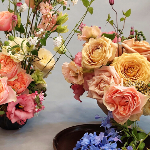 Dos composiciones florales con colores pastel